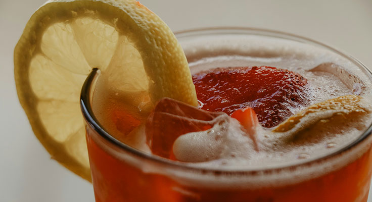 Close-up of iced tea with lemon slice.