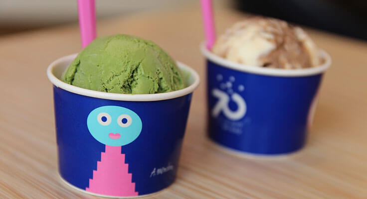Green and brown ice cream in blue cups