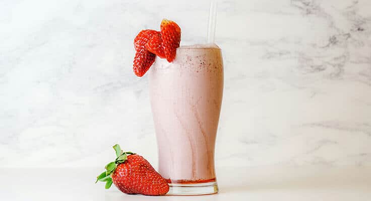 hailey bieber smoothie with strawberry