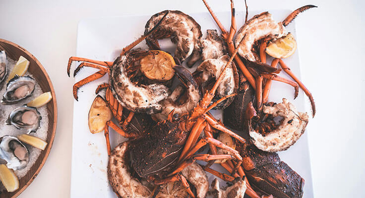 Grilled crab legs with lemon slices